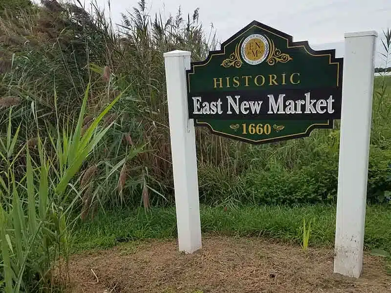 A sign that says " east new market 1 6 0 0 ".